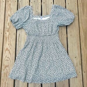 Old Navy Smocked Waist puff sleeve dress Black And White Dainty Floral‎ L